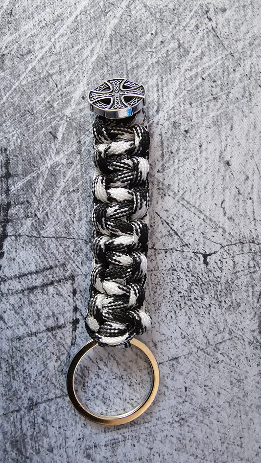 Porte-clés tressé en type paracorde – Noir & blanc avec croix viking