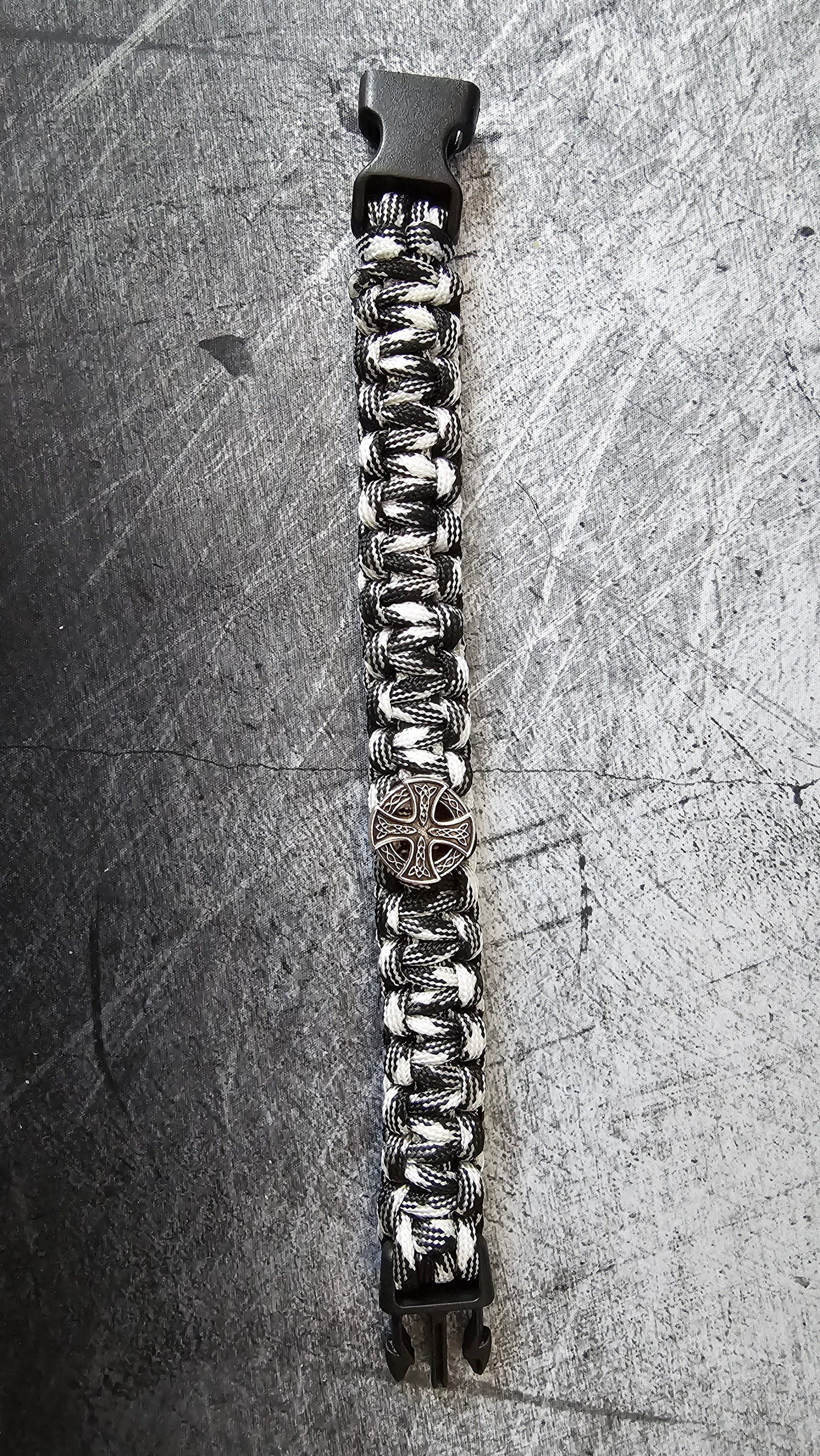 Bracelet de survie en type paracorde – Noir & blanc Viking